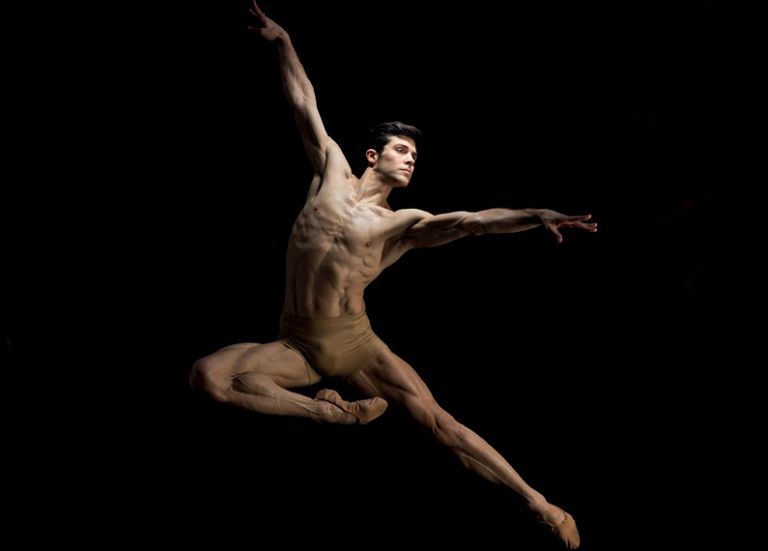 Roberto Bolle in un emozionante passo a due con un robot