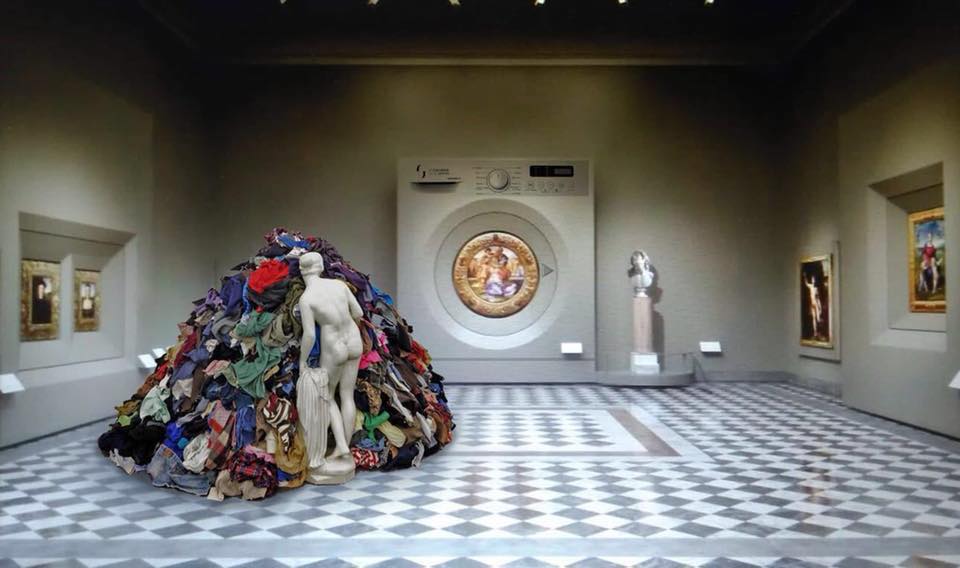 Il nuovo allestimento del Tondo Doni sembra una lavatrice: e gli Uffizi rispondono al web con ironia! Il nuovo allestimento del Tondo Doni sembra una lavatrice: e gli Uffizi rispondono al web con ironia!