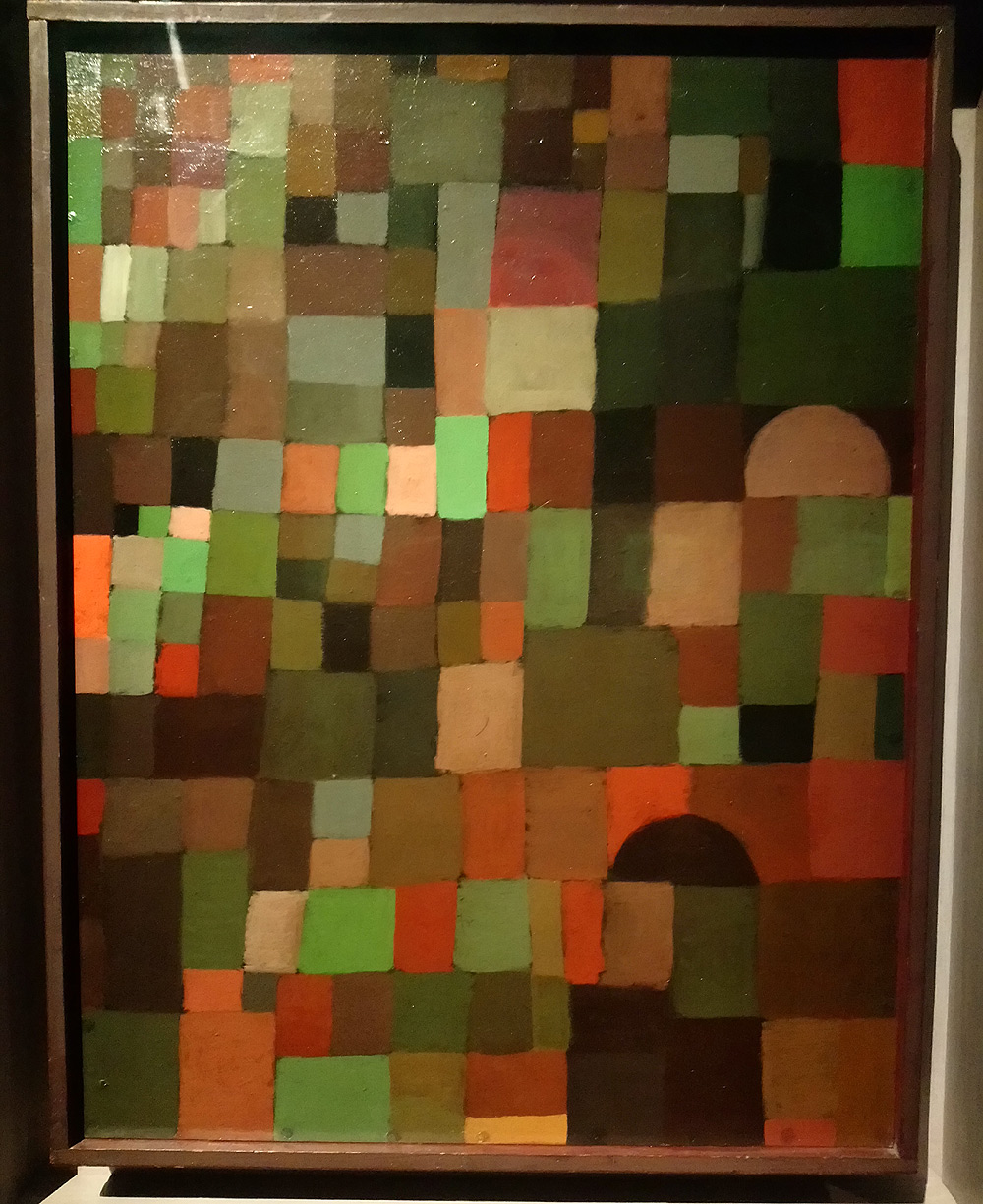 Paul Klee, Städtebild (rot grün gestuft) [mit der roten Kuppel],  Paesaggio urbano (in gradazioni di rosso-verde) [con la cupola rossa] (1923; olio su cartone su compensato, cornice originale, 46 × 35 cm; Berna, Zentrum Paul Klee, dono di Livia Klee)
