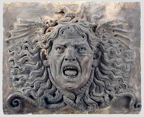 Allievo fiorentino di Andrea del Verrocchio attivo a Roma (Michele Marini da Fiesole?), Gorgone (frammento di fregio architettonico; 1485-1495 circa; terracotta dipinta a monocromo, 30 x 37 x 7 cm; Roma, Museo di Roma a Palazzo Braschi, inv. MR 36901) 