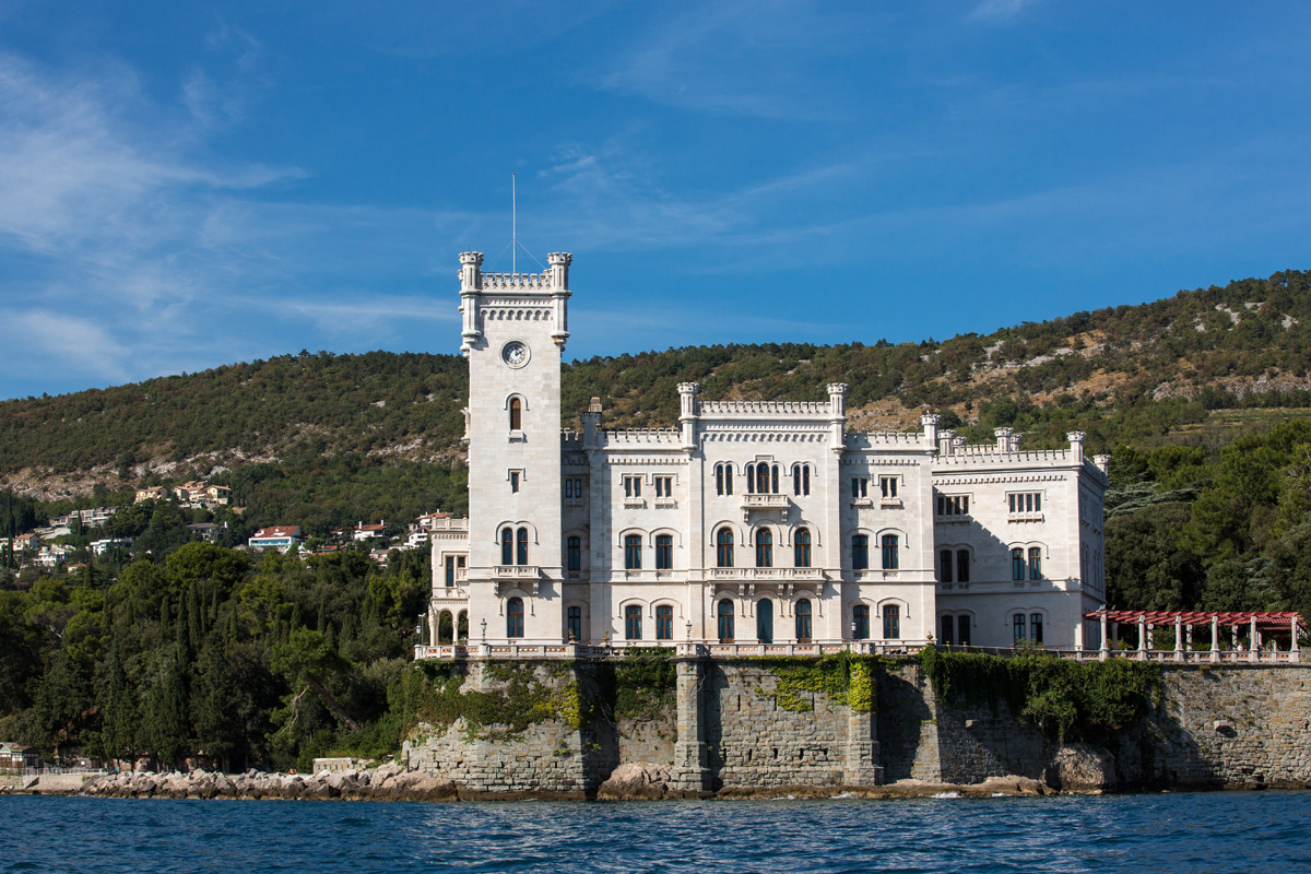 Il Castello di Miramare dall'Adriatico