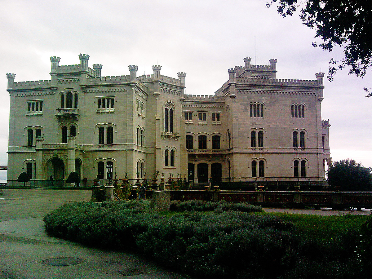 Il Castello di Miramare verso l'ingresso. Ph. Credit Finestre sull'Arte