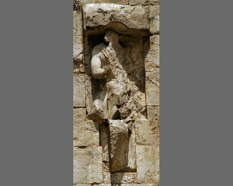 Ignoto scultore, Figura equestre (1242-1246; pietra calcarea; Andria, Castel del Monte)
