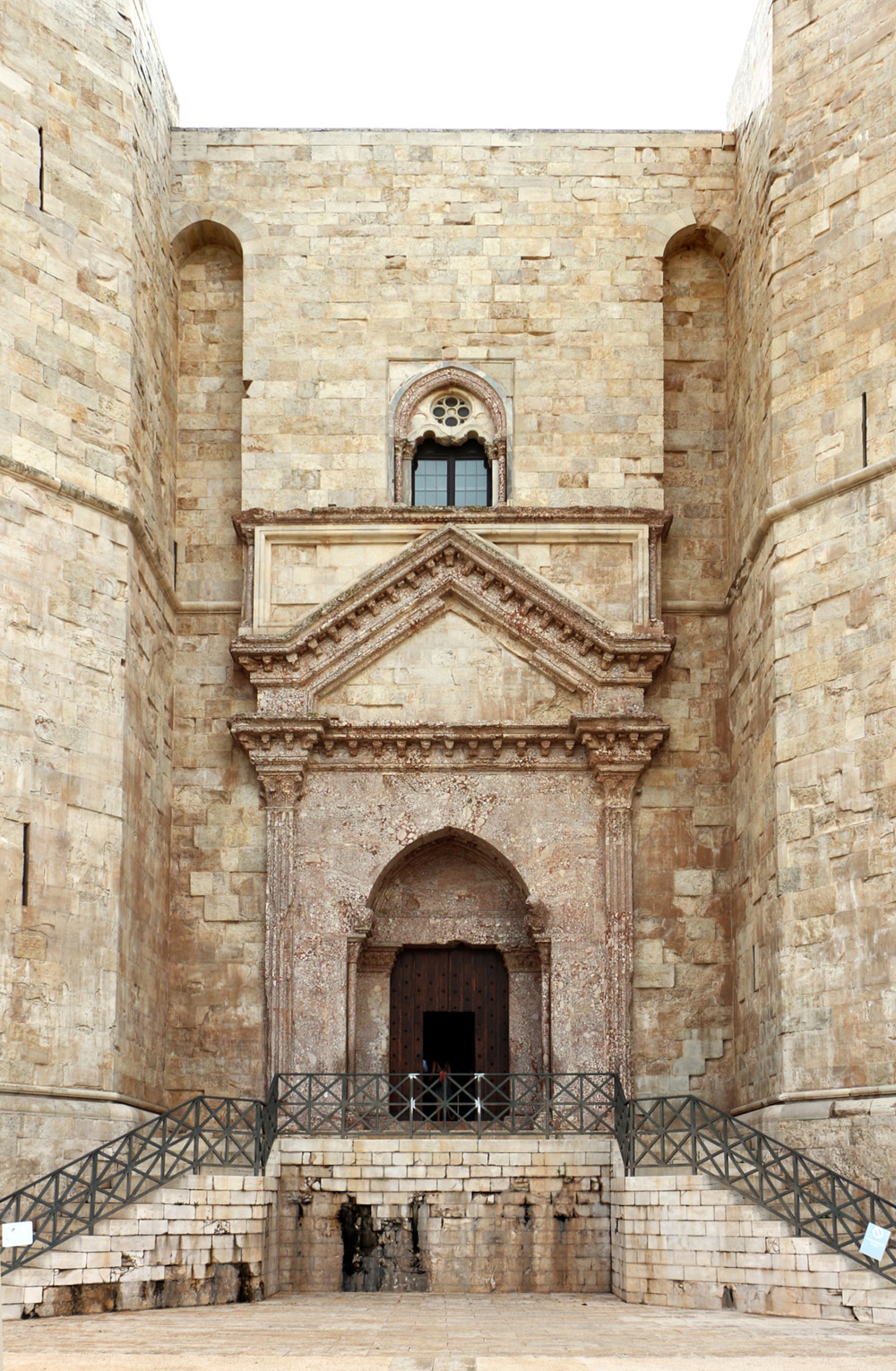 Il portale d'ingresso di Castel del Monte. Ph. Credit Francesco Bini

