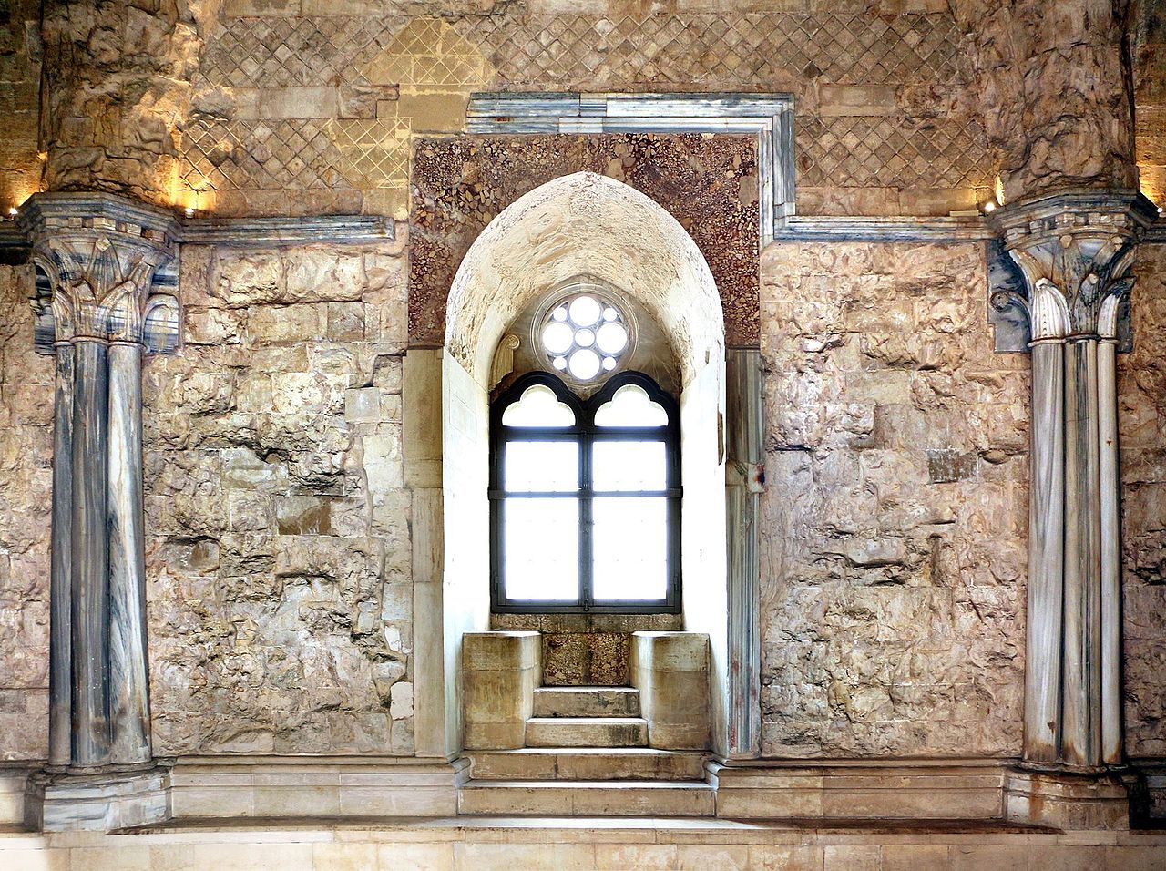 Sala all'interno di Castel del Monte. Ph. Credit Francesco Bini  
