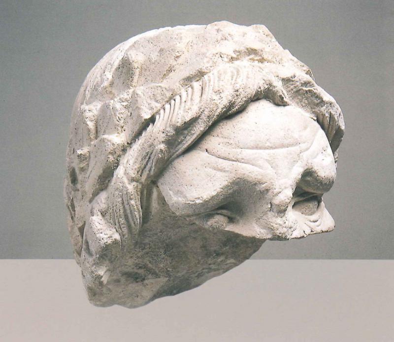 Ignoto scultore, Testa laureata nota anche come Frammento Molajoli (XIII secolo; pietra calcarea, 27 x 24 x 30 cm; Bari, Pinacoteca Corrado Giaquinto)
