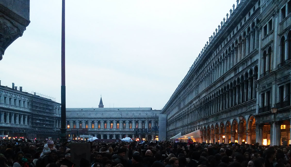 Folla in piazza San Marco a Venezia. Ph. Credit Finestre sull'Arte