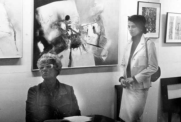 Peggy Guggenheim (a sinistra) con Živa Kraus (a destra) a Venezia, Palazzo Venier dei Leoni, nel 1966 