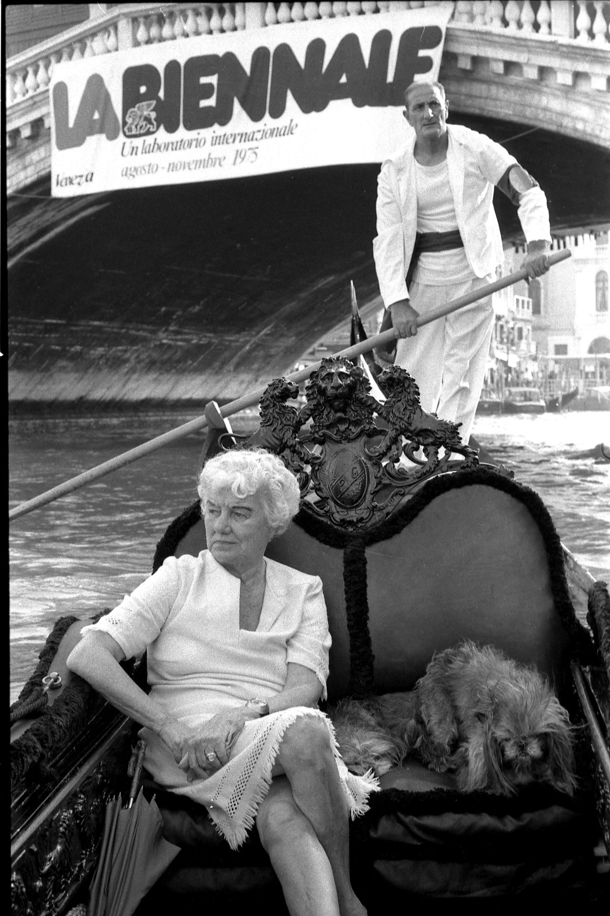 Peggy Guggenheim in gondola sul Canal Grande, Venezia, 1975. © Gianfranco Tagliapietra Interpress Photo.
