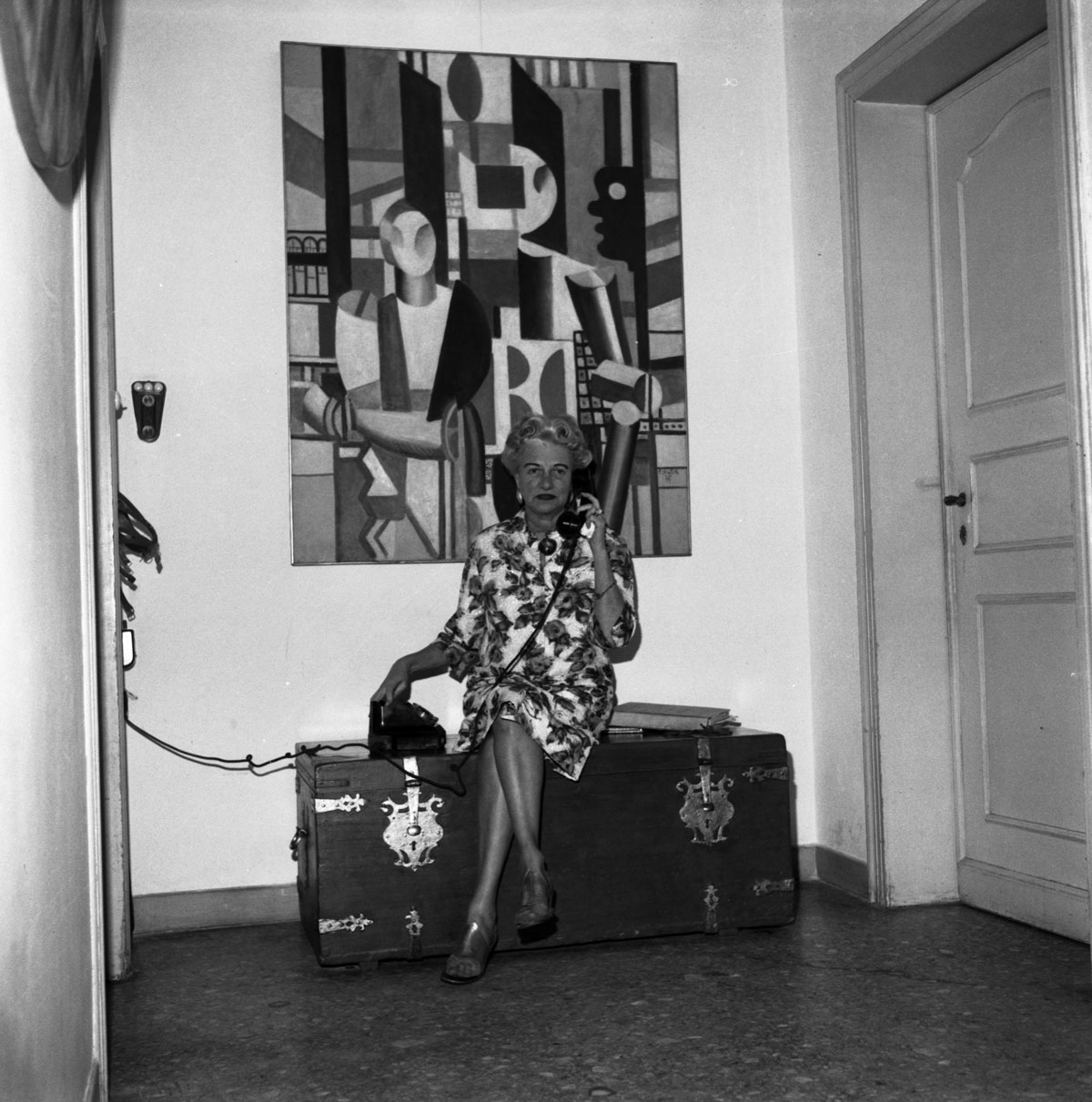 Peggy Guggenheim a Palazzo Venier dei Leoni, Venezia, primi anni Sessanta. Alle sue spalle Fernand Léger, Uomini in città (Les Hommes dans la ville), 1919. Fondazione Solomon R. Guggenheim. Photo Archivio Cameraphoto Epoche. Donazione, Cassa di Risparmio di Venezia, 2005.
