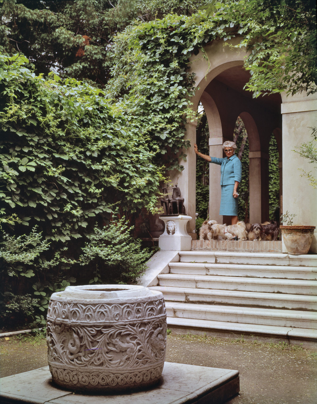 Peggy Guggenheim all’entrata di Palazzo Venier dei Leoni, Venezia, 1967. Courtesy The Solomon R. Guggenheim Foundation
