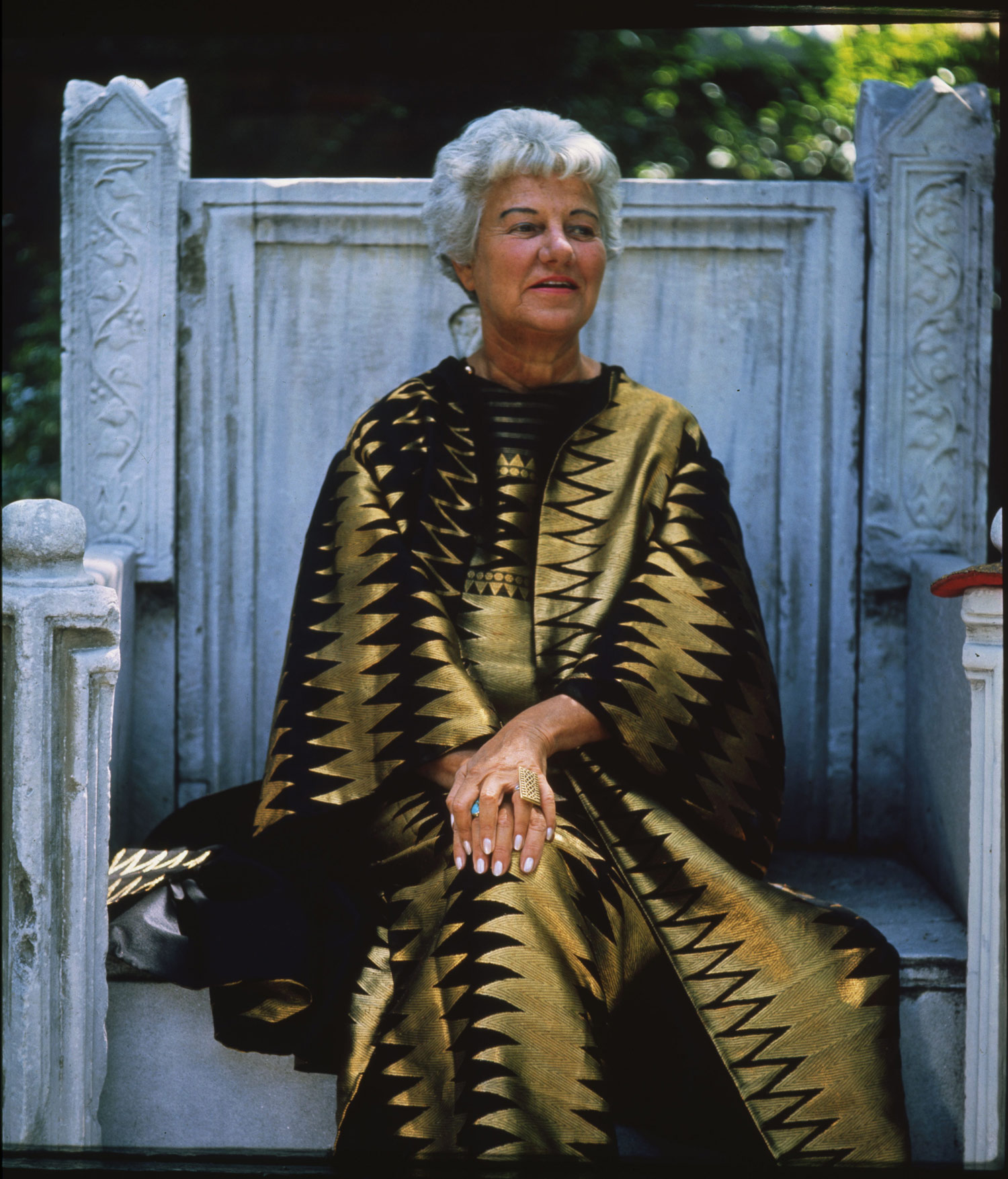 Peggy Guggenheim seduta sul trono nel giardino di Palazzo Venier dei Leoni, Venezia, anni Sessanta. Photo Roloff Beny / courtesy of Archives and National Archives of Canada
