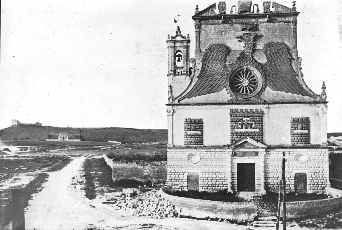 La facciata di Santa Maria della Grazia a Gravina in Puglia nel XIX secolo, in una foto di William Henry Goodyear