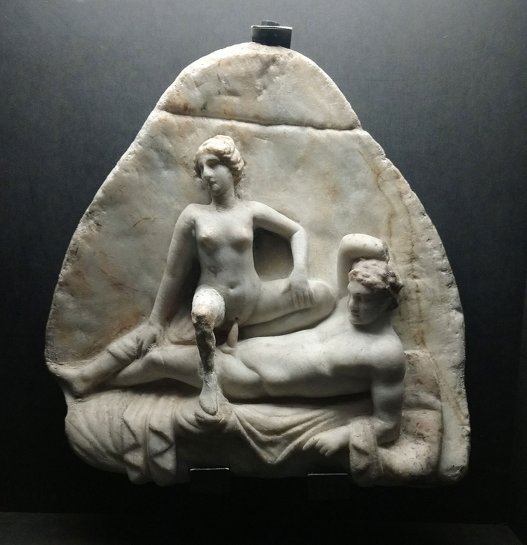 Arte romana, Rilievo con scena erotica (50 d.C. circa; marmo, 35 x 33 cm; Napoli, Museo Archeologico Nazionale, Gabinetto Segreto)
