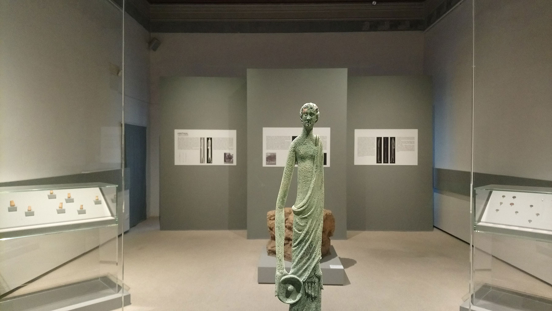 La scultura esposta alla mostra Hinthial. L'Ombra di San Gimignano

