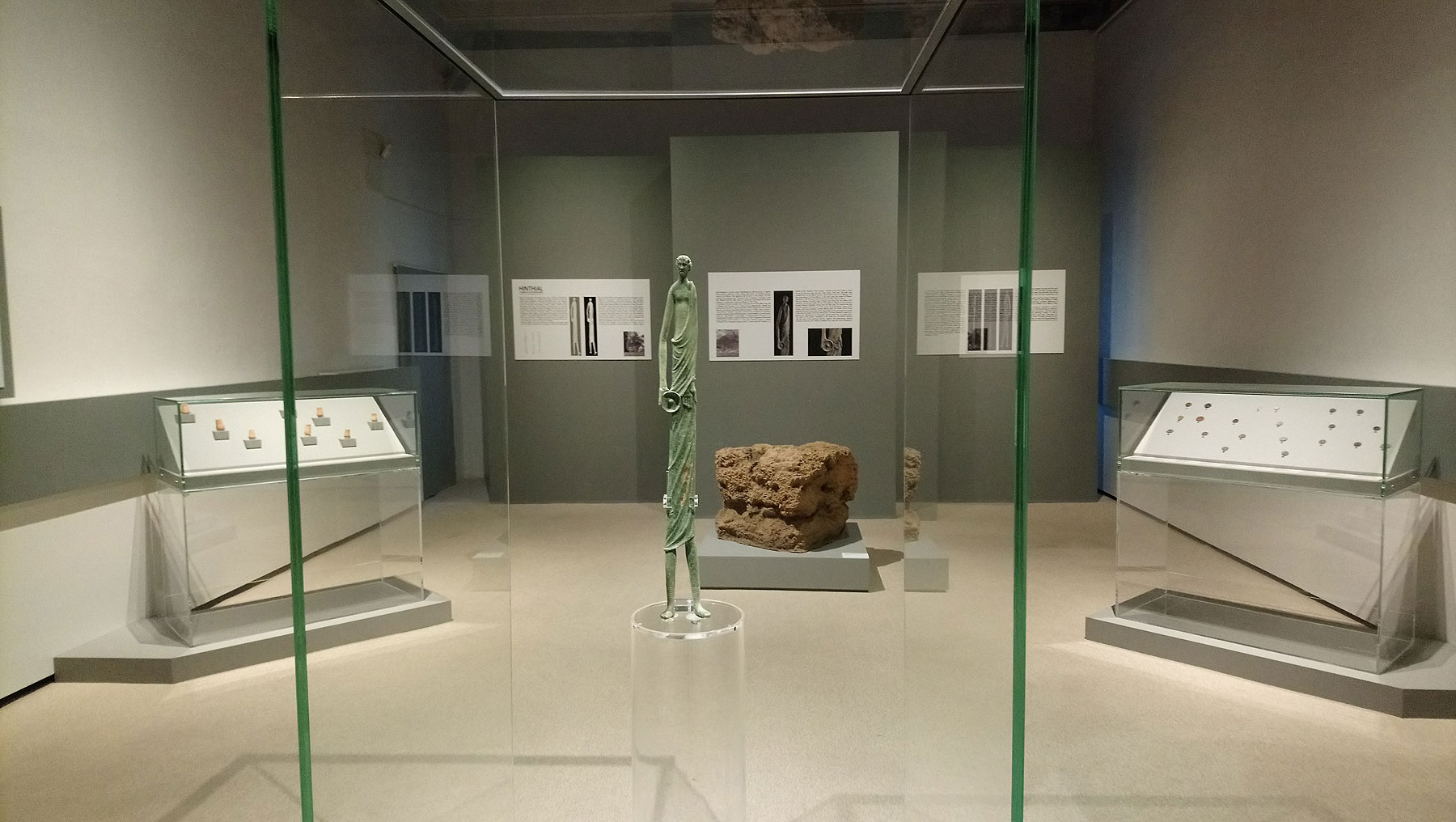 La scultura esposta alla mostra Hinthial. L'Ombra di San Gimignano
