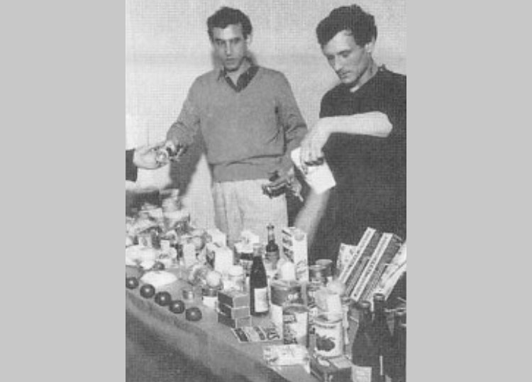 Addi Köpcke e Daniel Spoerri vendono alimenti-opere d'arte alla mostra Der Krämerladen tenutasi nel 1961 a Copenaghen presso la galleria di Köpcke