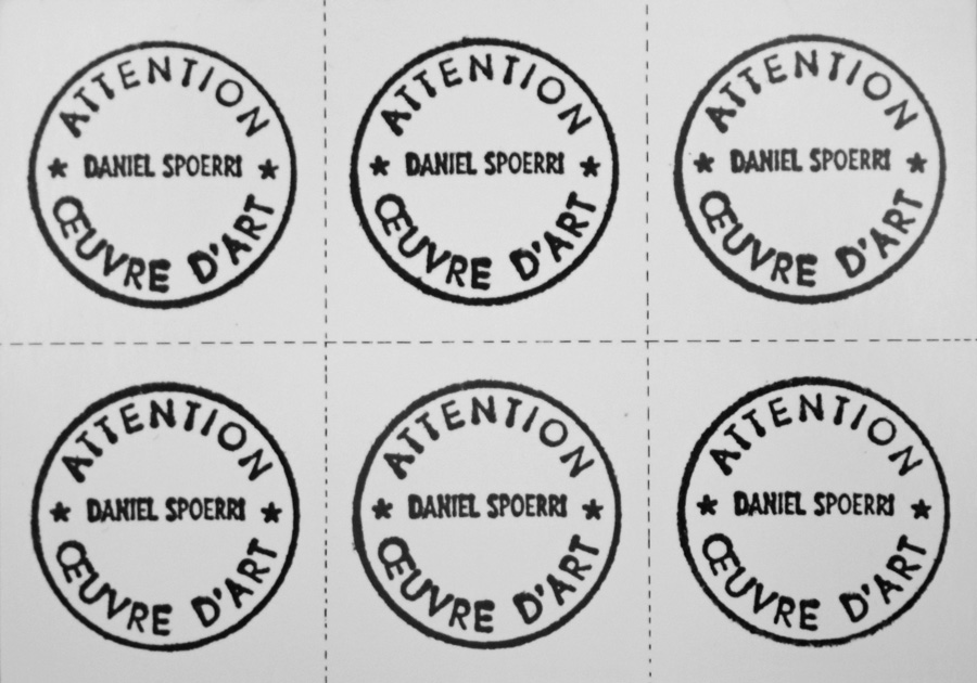 I timbri che Daniel Spoerri apponeva agli alimentari in vendita alla mostra Der Krämerladen del 1961