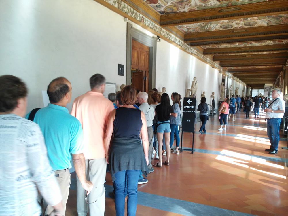 Galleria degli Uffizi, la coda per entrare nella sala di Botticelli