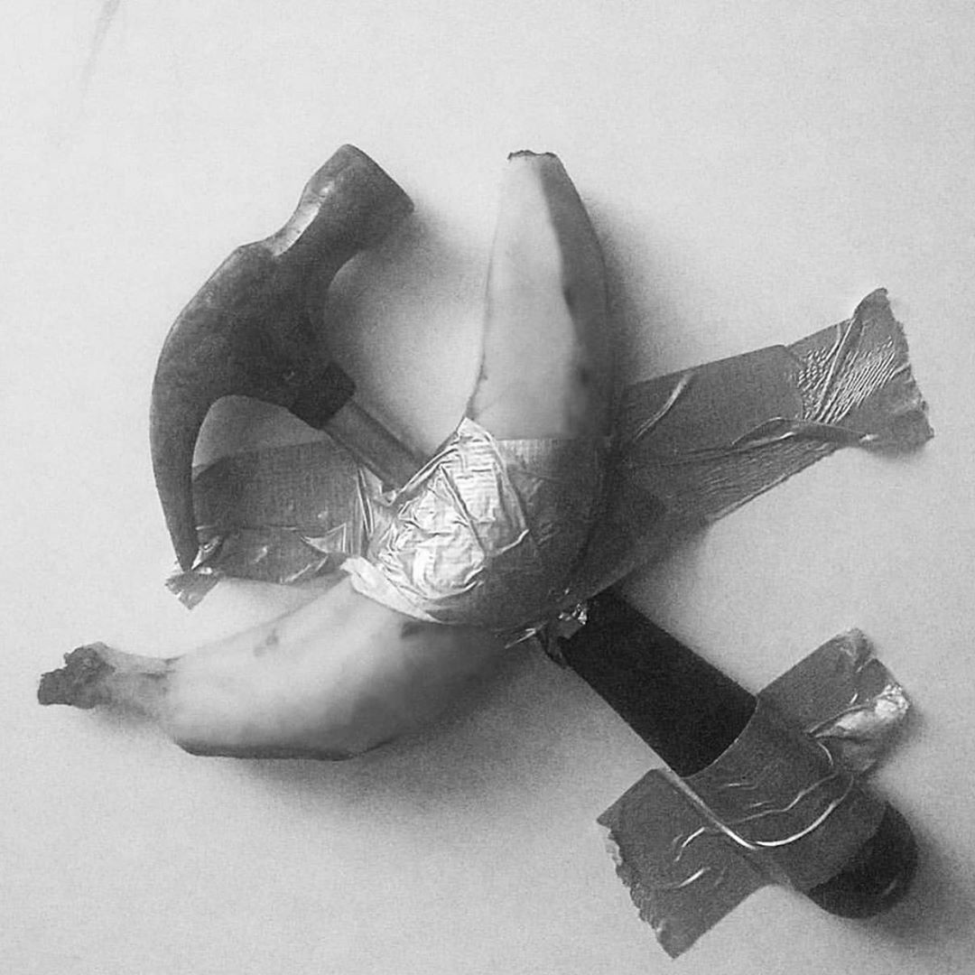 Banana e martello. Di: @daniache1 Banana e martello. Di: @daniache1