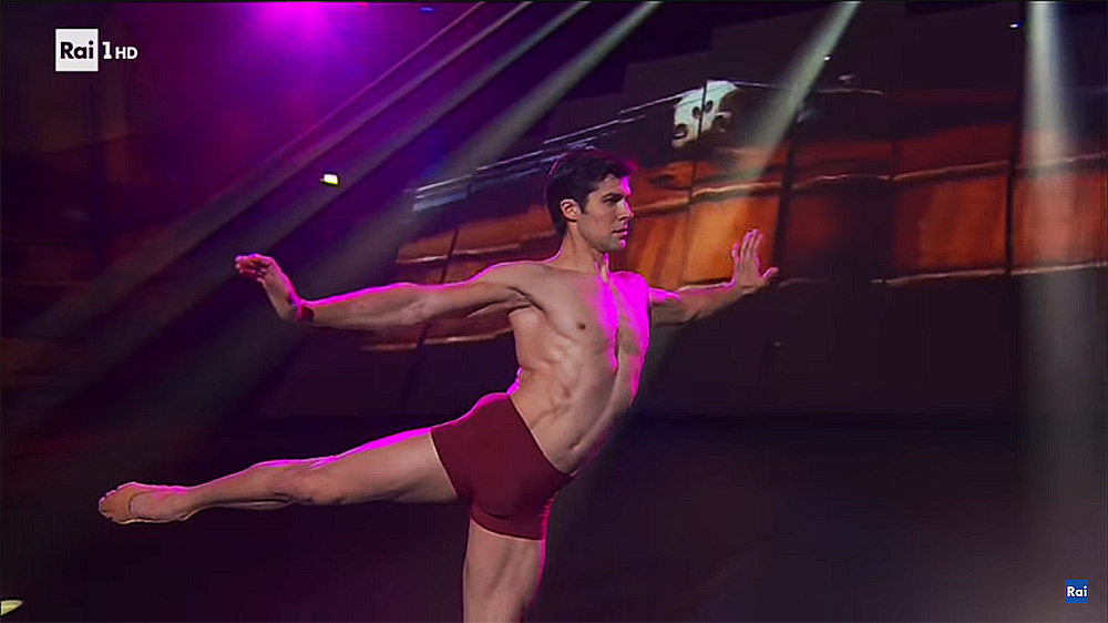 Roberto Bolle omaggia le vittime del Ponte Morandi ballando sulle note del violino di Paganini. Il video