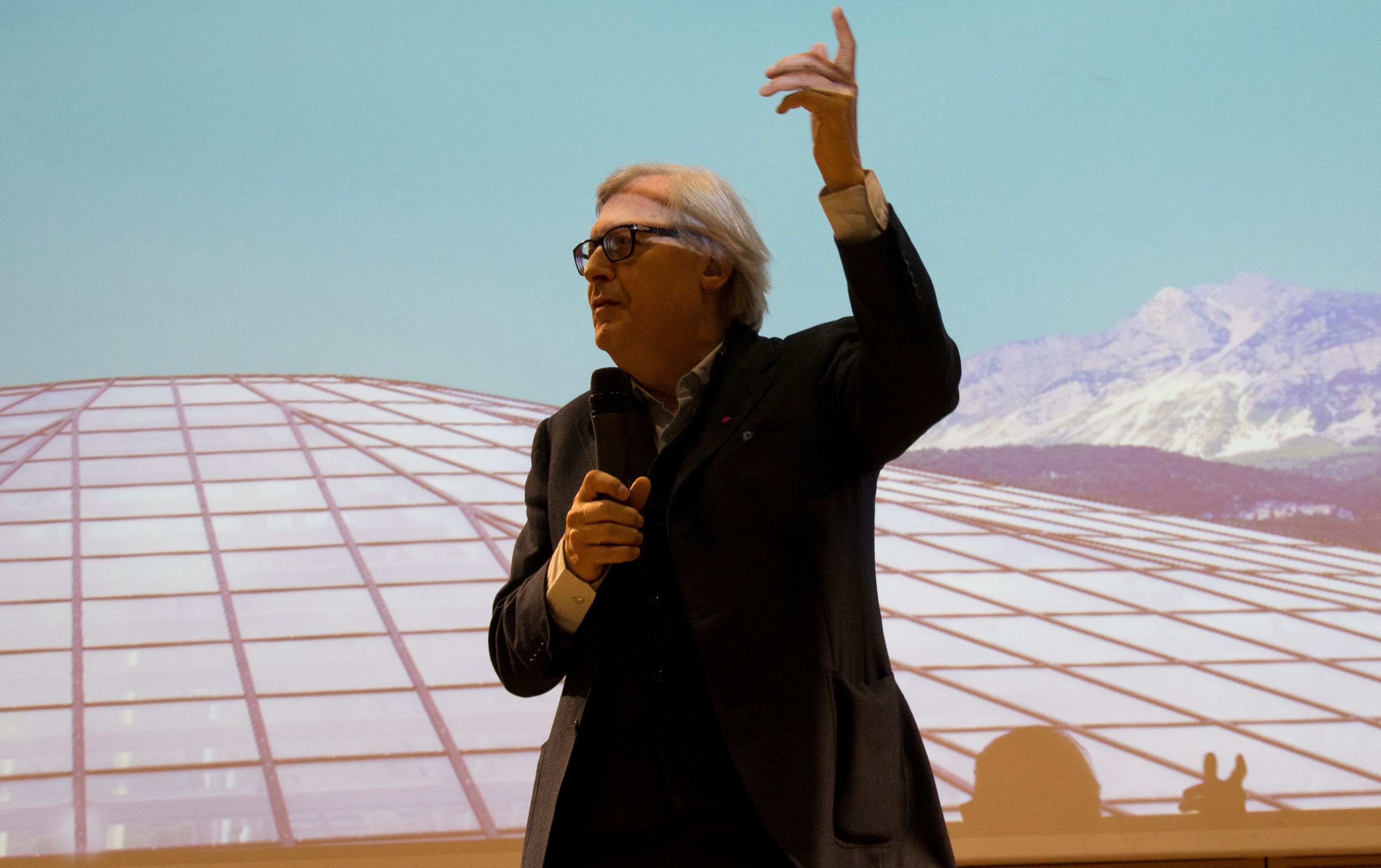 Notre-Dame,Vittorio Sgarbi e la pernacchia ai francesi: