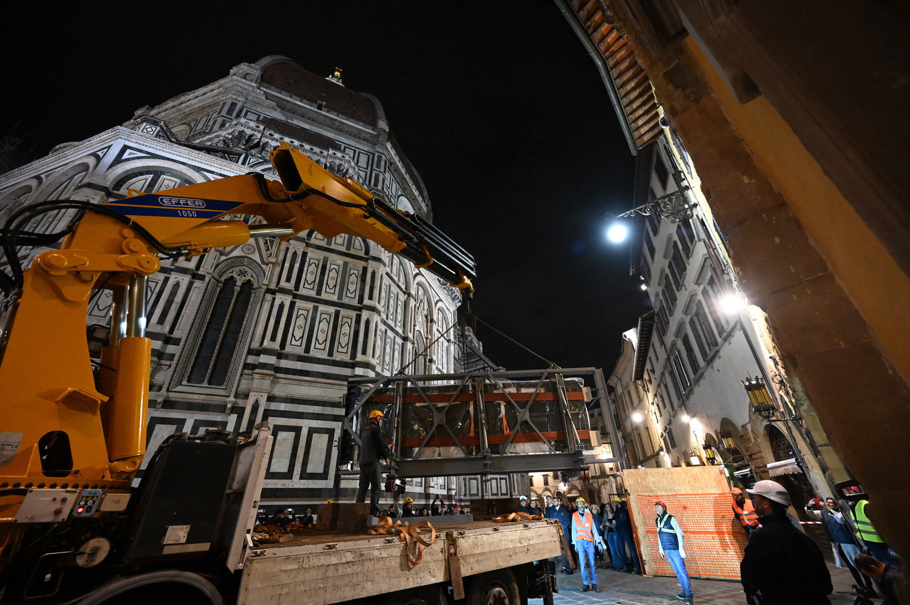 Firenze, le spettacolari immagini del trasporto della Porta Sud del Battistero restaurata Firenze, le spettacolari immagini del trasporto della Porta Sud del Battistero restaurata