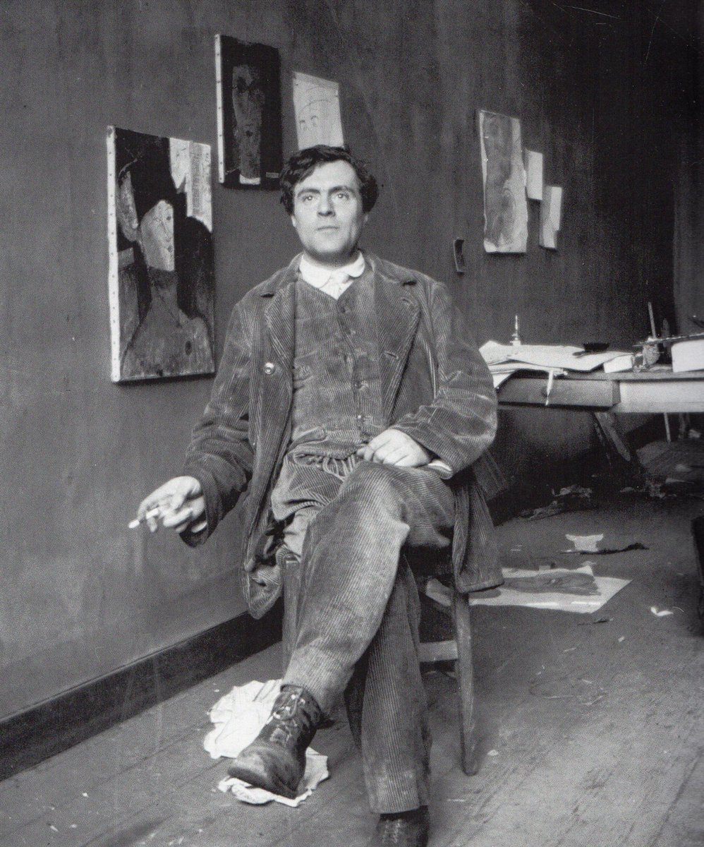 Amedeo Modigliani nel suo studio, fotografia del 1915 di Paul Guillaume