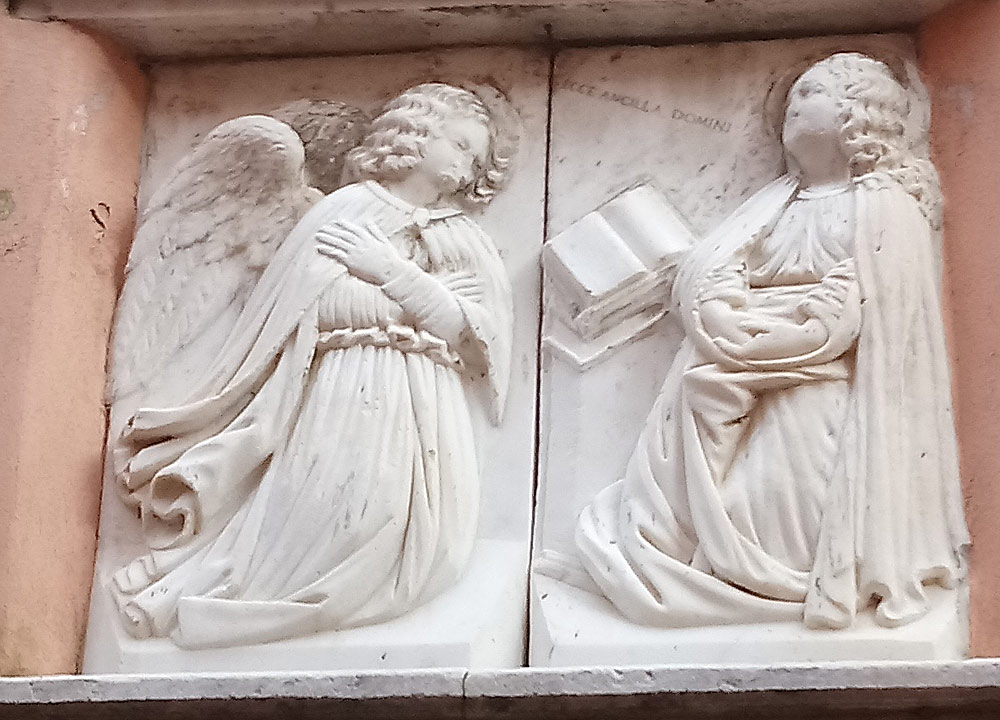 Scultore ignoto, Annunciazione (XVII secolo; marmo; Carrara, salita di Grazzano) 