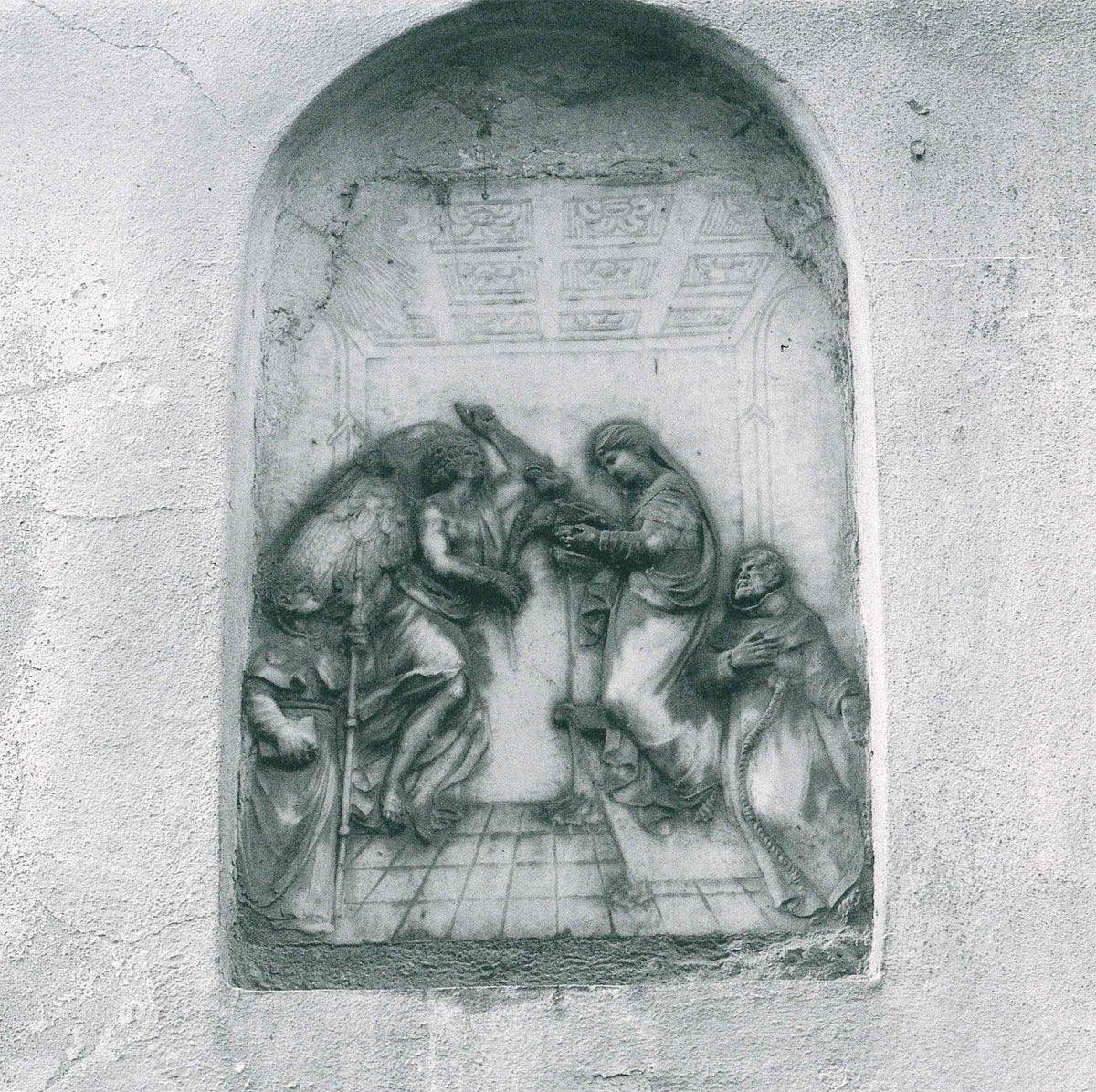 Giovanni Carusi, Annunciazione coi santi Rocco e Antonio da Padova (fine XVII secolo; marmo; Carrara, via Finelli) 