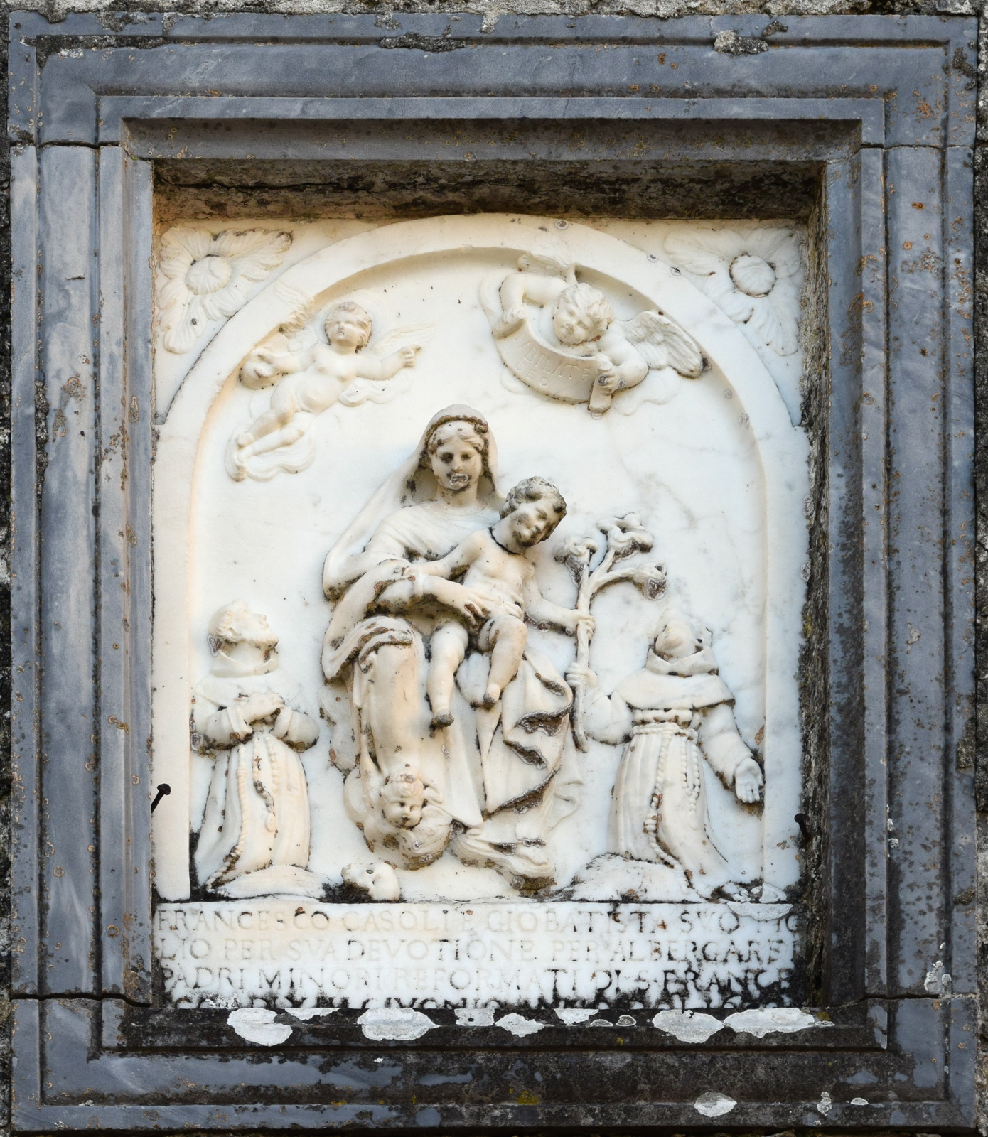Scultore ignoto, Madonna col Bambino e i santi Francesco e Antonio (1676; marmo, 70 x 45 cm; Fosdinovo, borgo di Marciaso) 