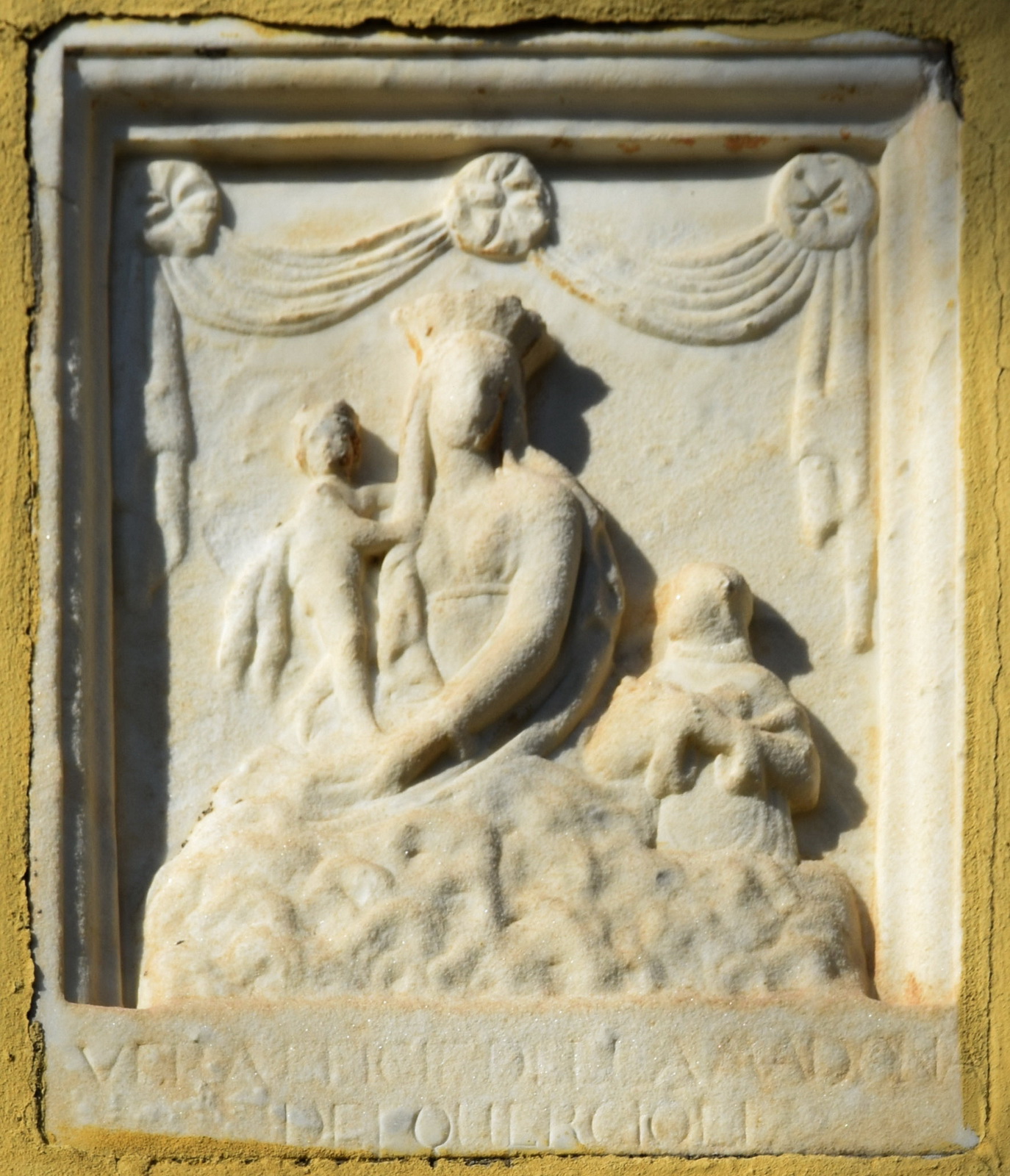 Scultore ignoto, Madonna dei Quercioli (XVIII secolo; marmo, 40 x 40 cm; Massa, quartiere dei Quercioli) 