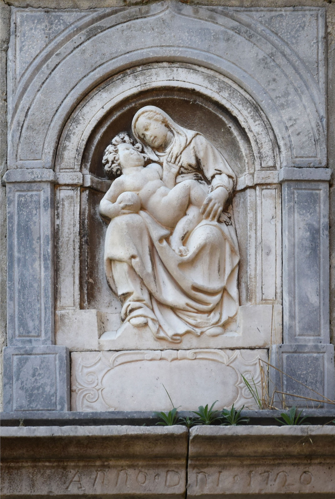 Scultore ignoto, Madonna col Bambino (fine XVI secolo-inizio XVII; marmo, 45 x 35 cm; Massa, borgo di Forno) 