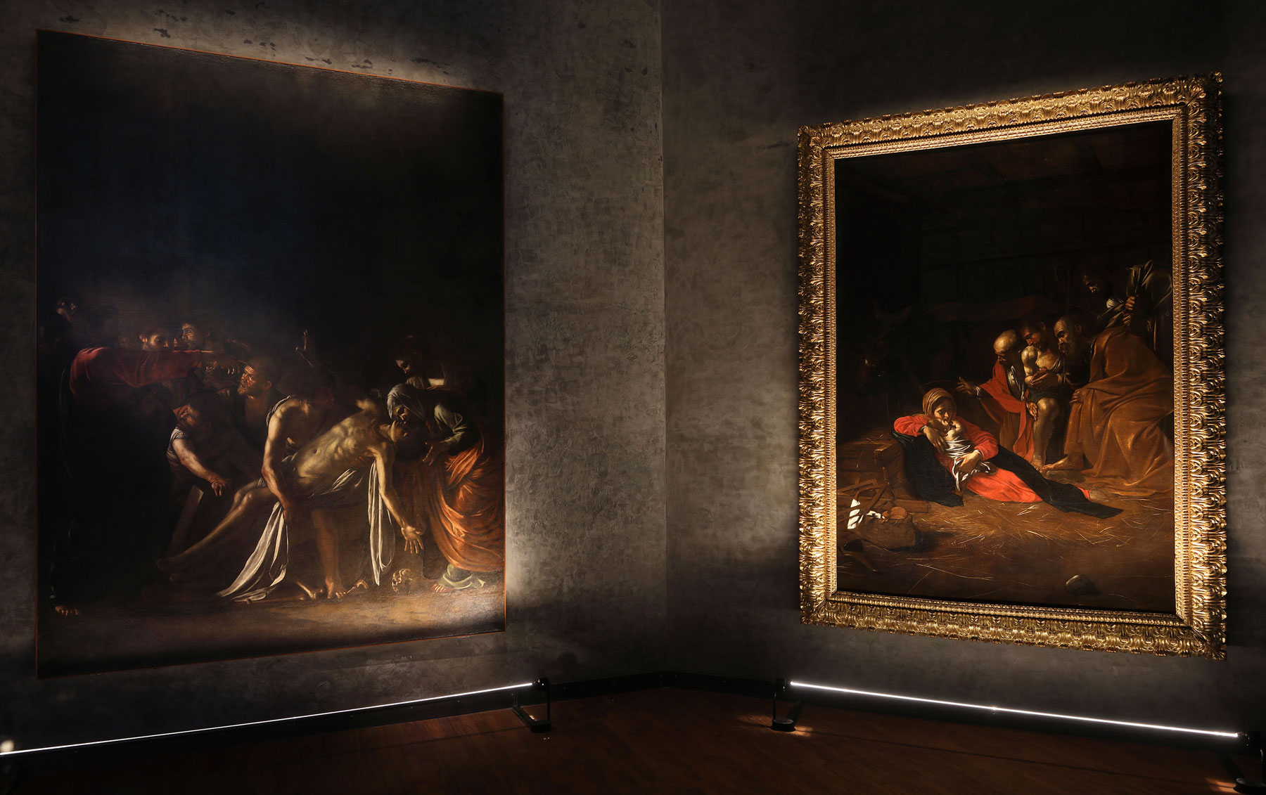 Sala Caravaggio, a sinistra la Resurrezione di Lazzaro, a destra l'Adorazione dei Pastori. Ph. Credit Foto Parrinello