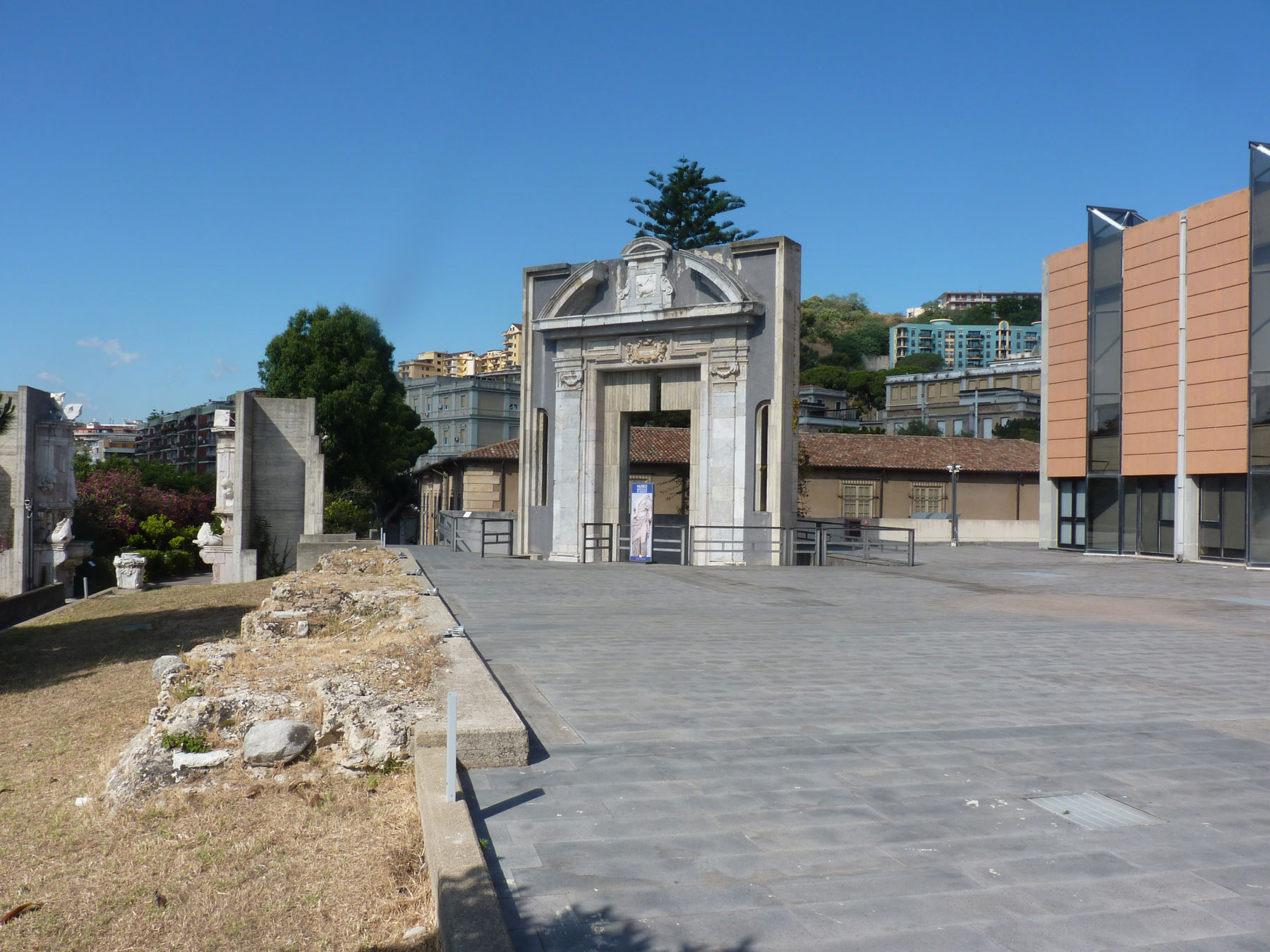 Uno dei portali ricostruiti in anastilosi