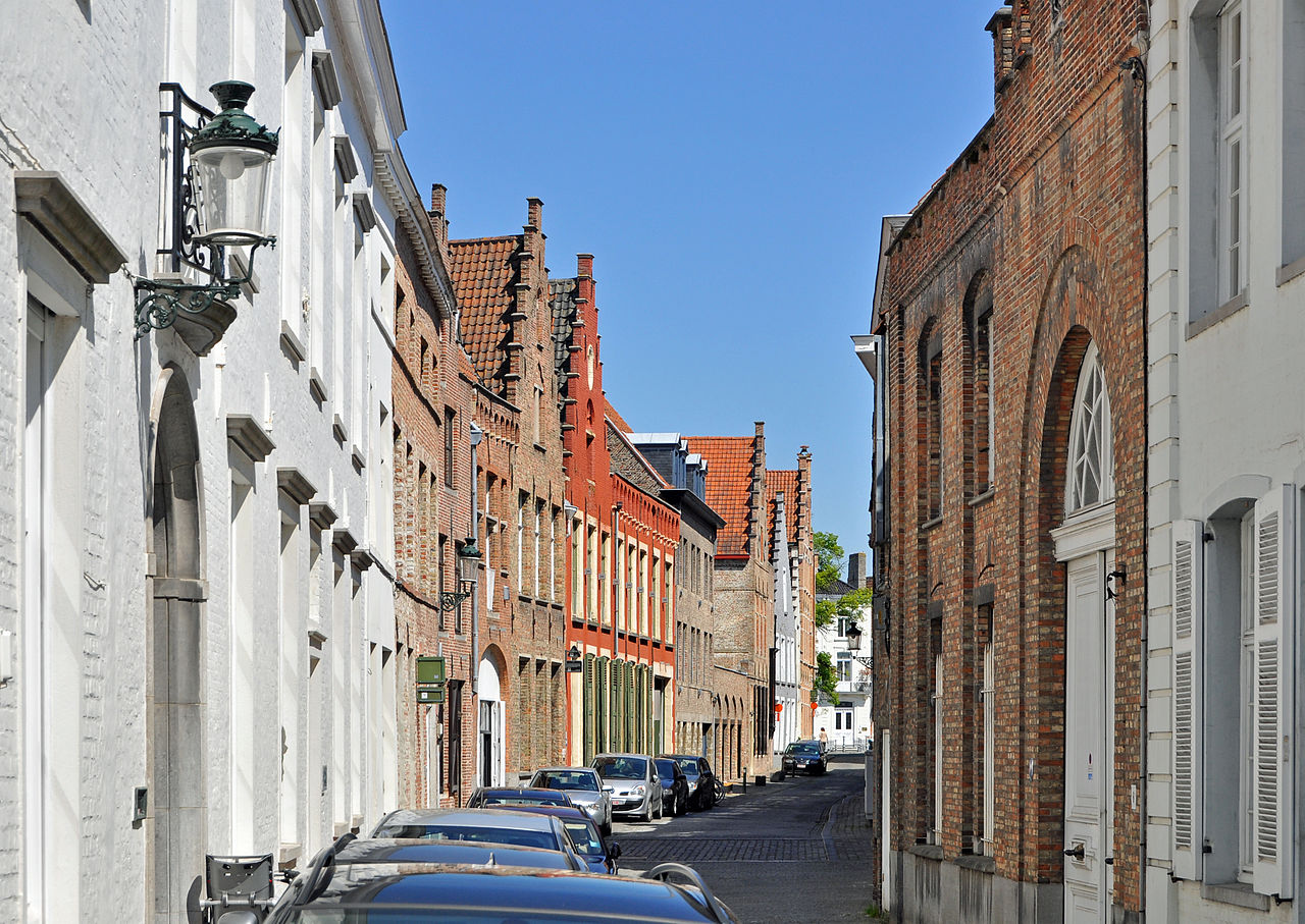 La Gouden Handstraat. Il numero 6 (il primo edificio a destra, a mattoni) è quella che un tempo fu la casa di van Eyck