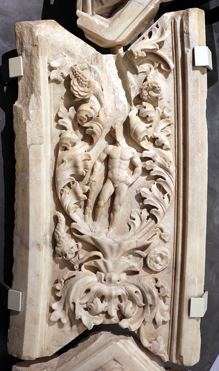 Nanni di Banco, Heracle (1404-1409; marmo; Firenze, Cattedrale di Santa Maria del Fiore, Porta della Mandorla) 