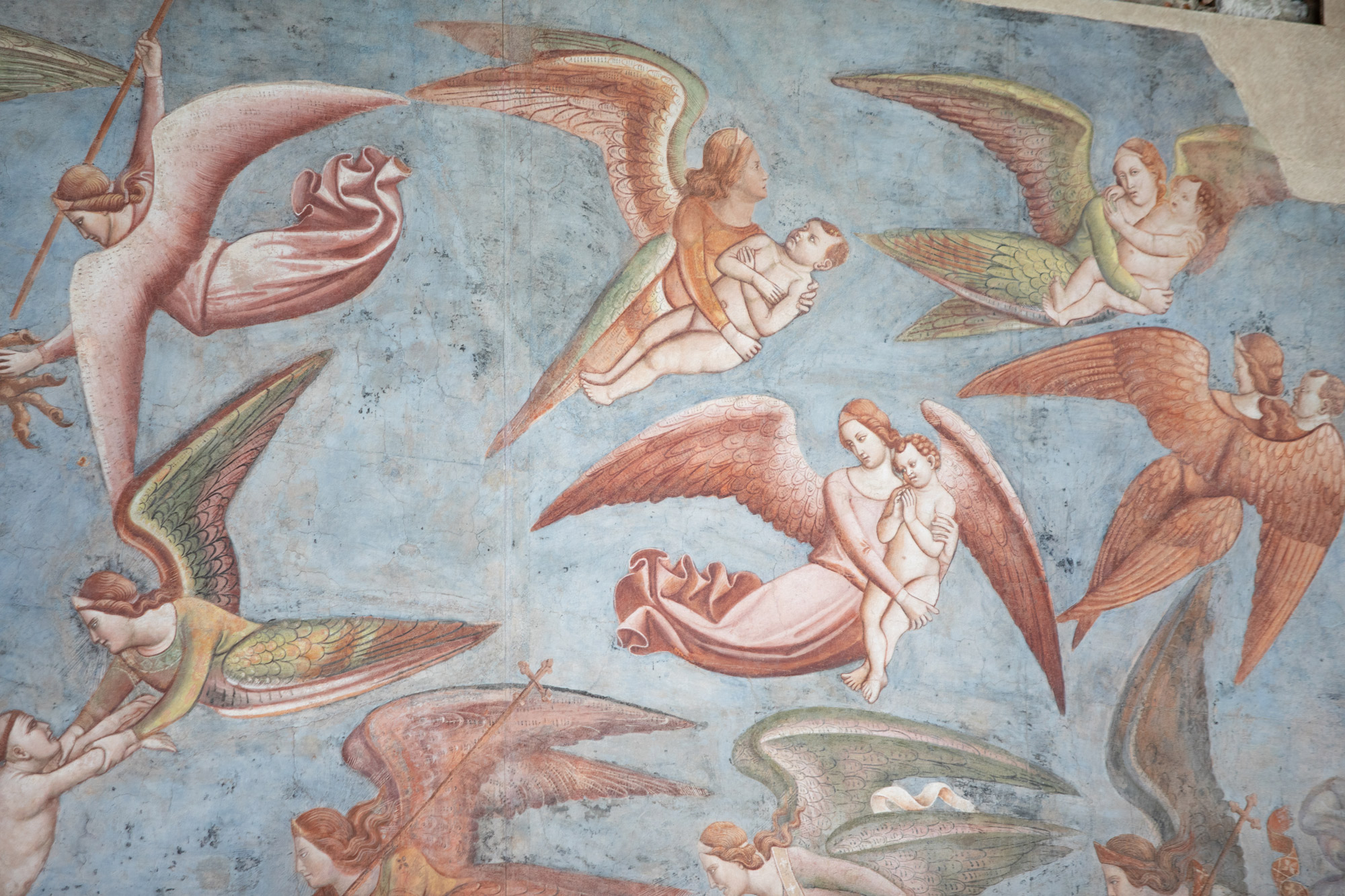 Bonamico Buffalmacco, Trionfo della Morte, dettaglio dei demoni e degli angeli che si disputano le anime
