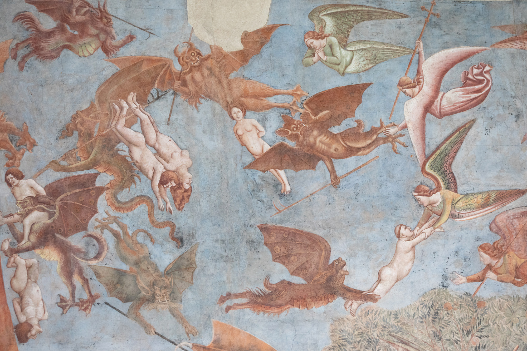 Bonamico Buffalmacco, Trionfo della Morte, dettaglio dei demoni e degli angeli che si disputano le anime
