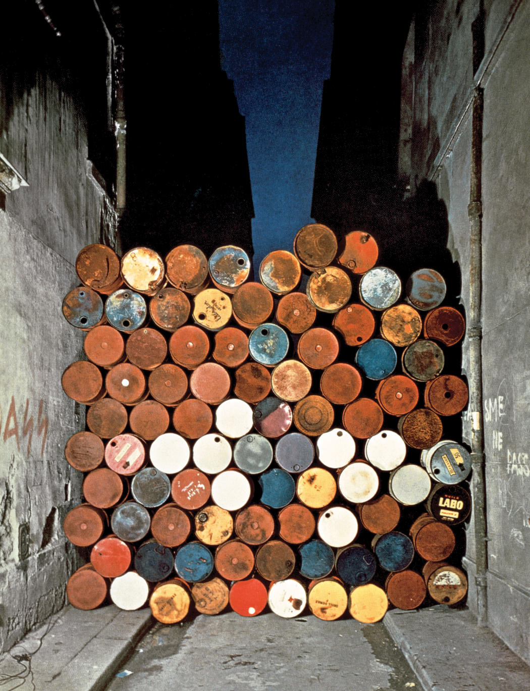 Muro di barili di petrolio (1962; barili di petrolio, 420 x 400 x 50 cm)
