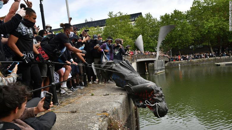 L'abbattimento del monumento a Edward Colston: il momento in cui la statua di bronzo viene gettata nelle acque del porto di Bristol
