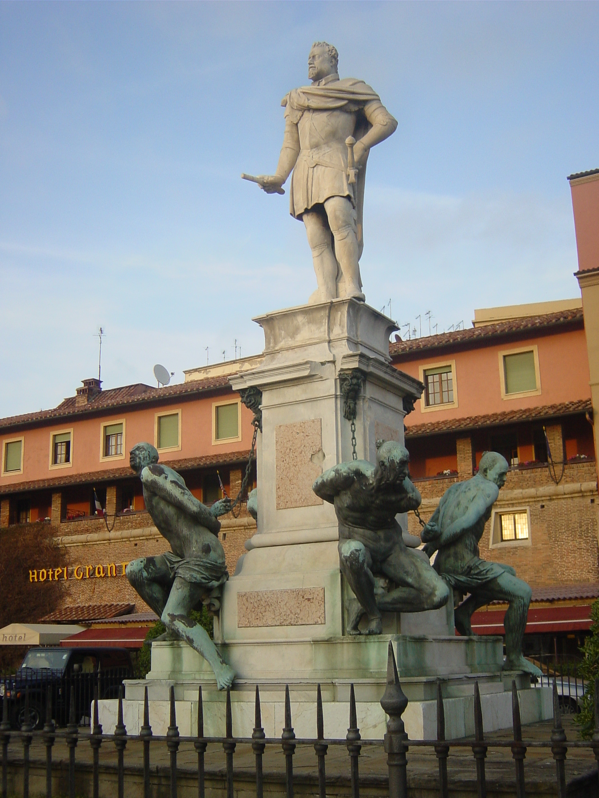 La statua di Ferdinando I di Giovanni Bandini e i Quattro Mori di Pietro Tacca a Livorno. Ph. Credit Giovanni Dell'Orto