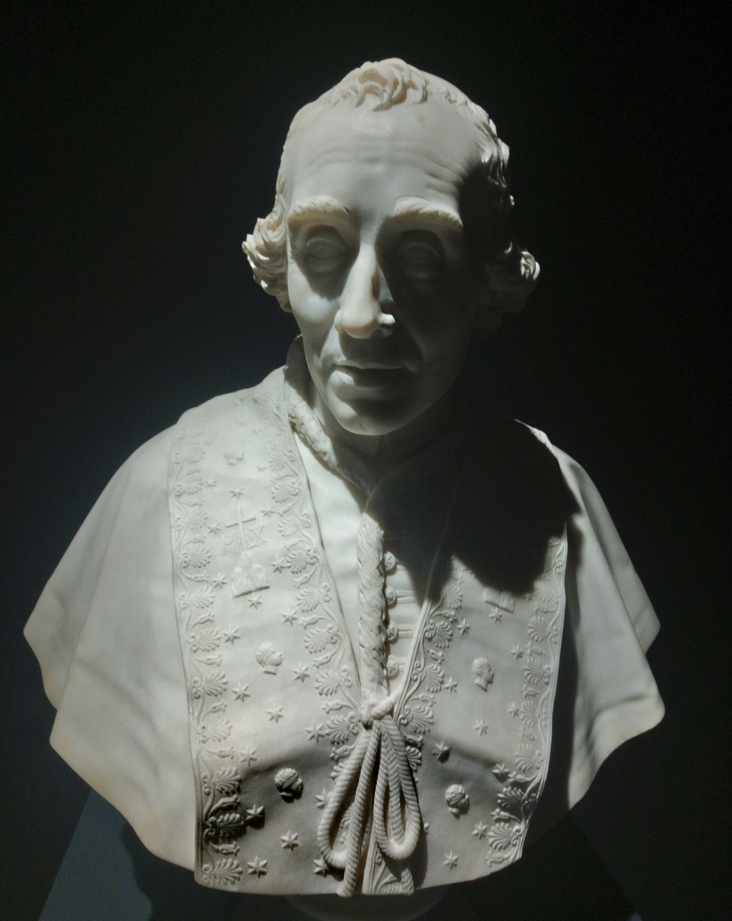 Antonio Canova, Papa Pio VII (1804-1805 circa; marmo, 71 x 60 x 31 cm; Versailles, Musée National des Châteaux de Versailles et de Trianon, inv. MV617)
