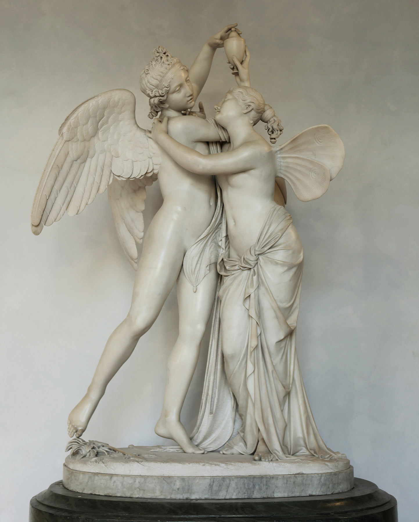Giovanni Maria Benzoni, Amore e Psiche (1845; marmo, 163 x 102 x 50 cm; Milano, Galleria d'Arte Moderna, inv. GAM 1644)
