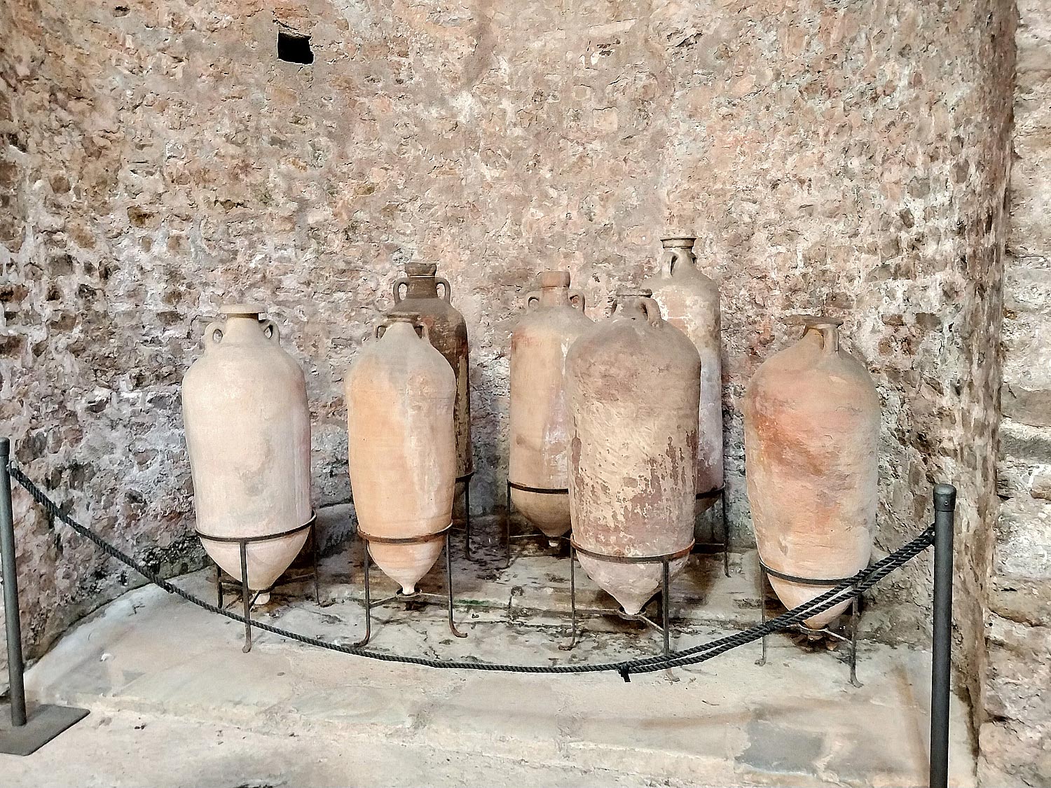 Anfore (V secolo) ritrovate nella copertura del tetto nell’intervento di restauro di fine Ottocento
