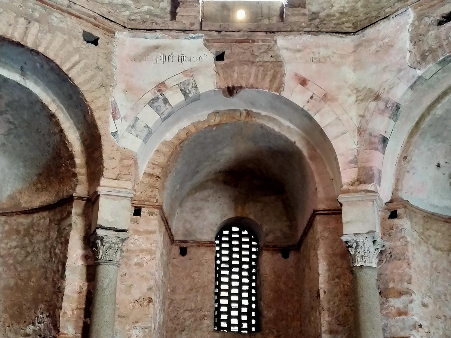 Decorazione in bianco e nero dell’intervento quattrocentesco commissionato dal vescovo Leonardo Marchese
