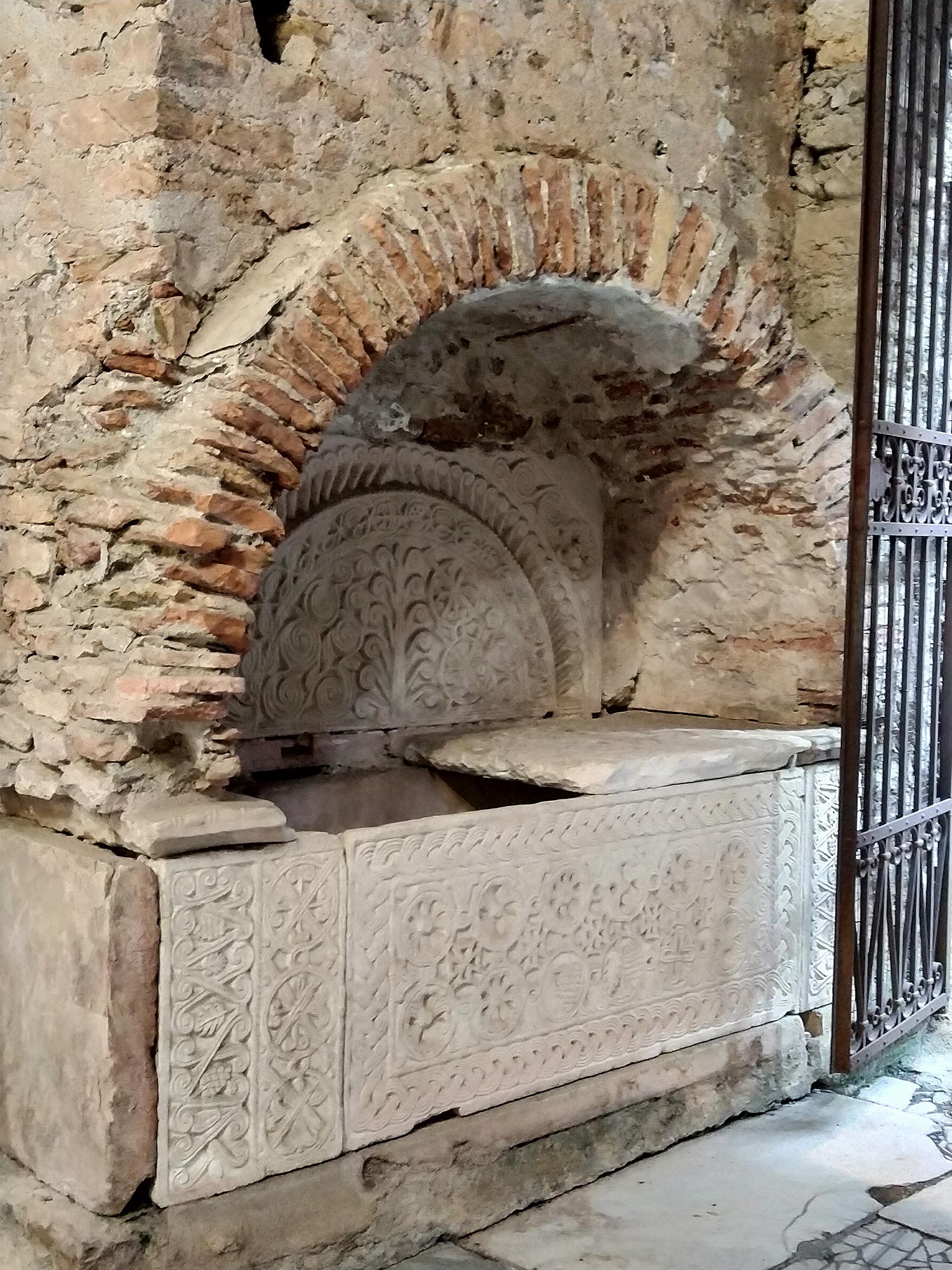 Una delle tombe ad arcosolio ai lati dell’attuale ingresso

