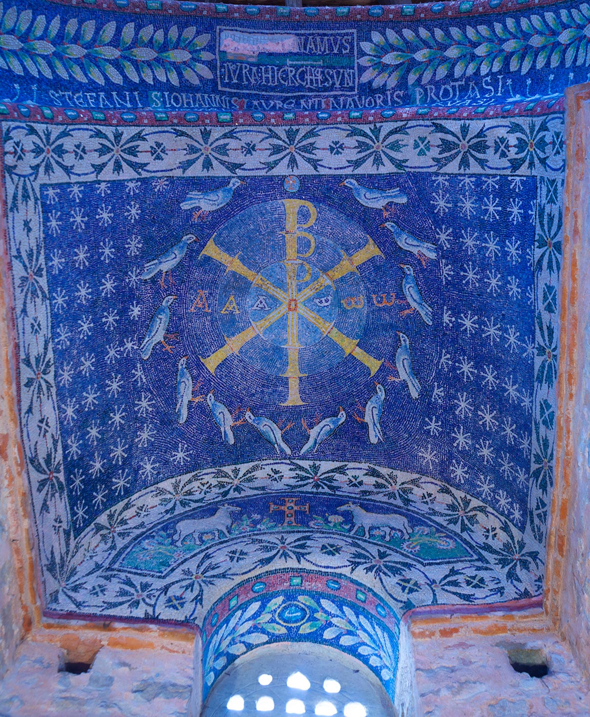 Il mosaico della volta nella nicchia opposta all'ingresso
