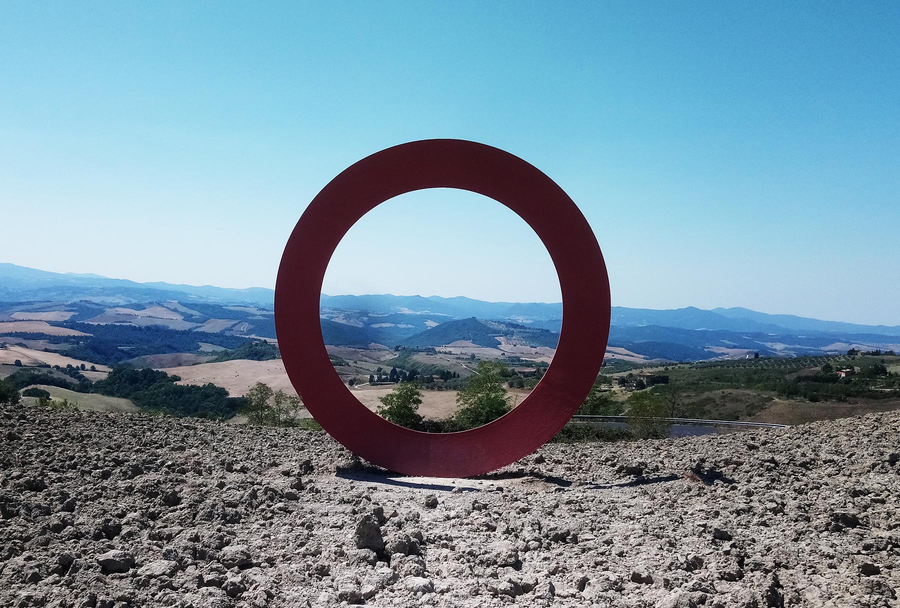 Mauro Staccioli, Anello (1997-2005; cemento e ferro, diametro 600 cm; Volterra, SR 68, località Poggio di San Martino) 