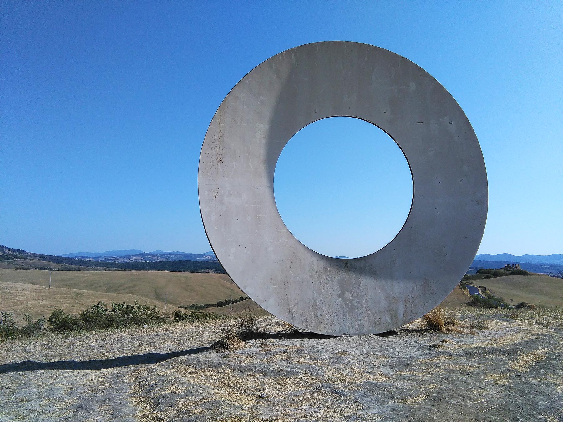 Mauro Staccioli, La Boldria (2009; cemento e ferro, 600 x 60 cm; Volterra, SR 68, località La Boldria) 